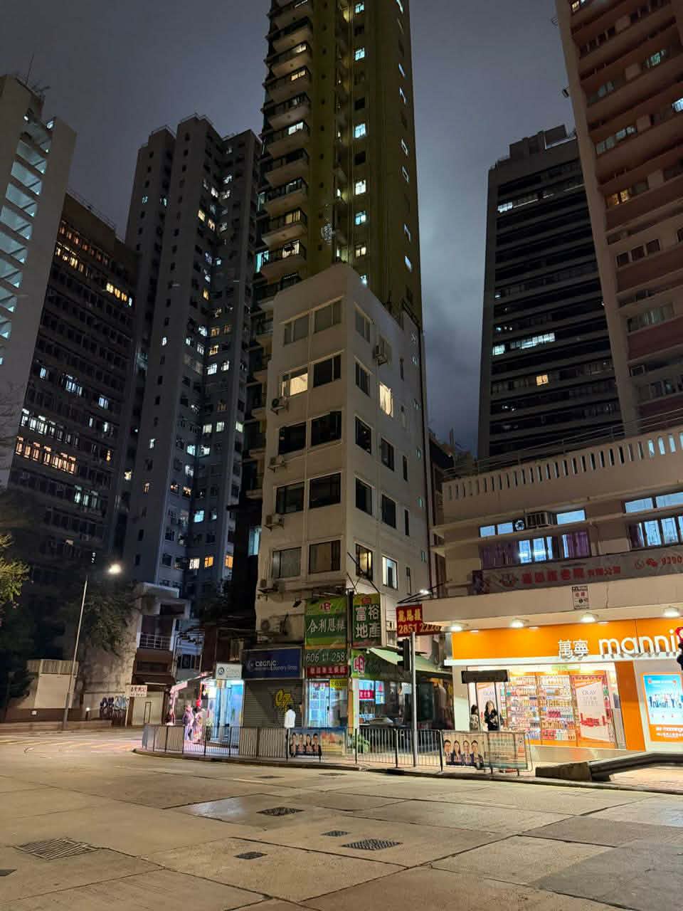 上環區廣告牌:上環皇后大道西天台及外牆廣告牌